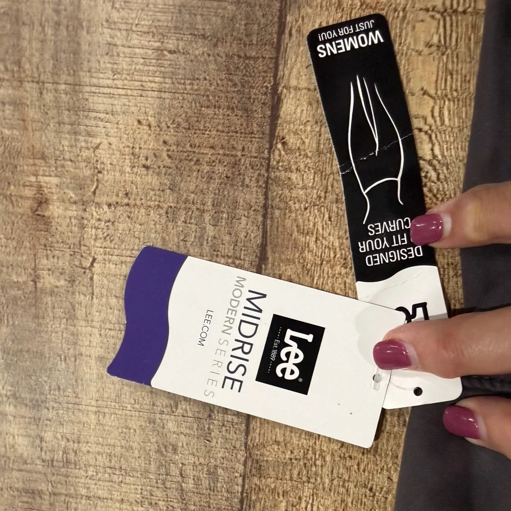 New With Tags Lee Mid Rise Waist Smoothing Curvy Fit Pullon Gray Pants Size 20W - Picture 5 of 7